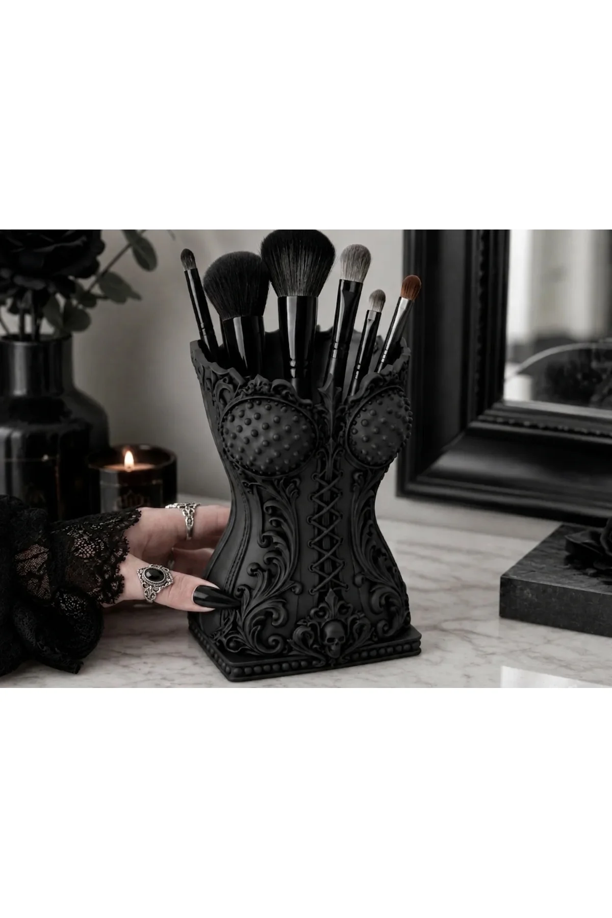 Gotik Korse Tasarım Makyaj Fırçalığı – Viktorya Dönemi Temalı Masa Üstü Organizer