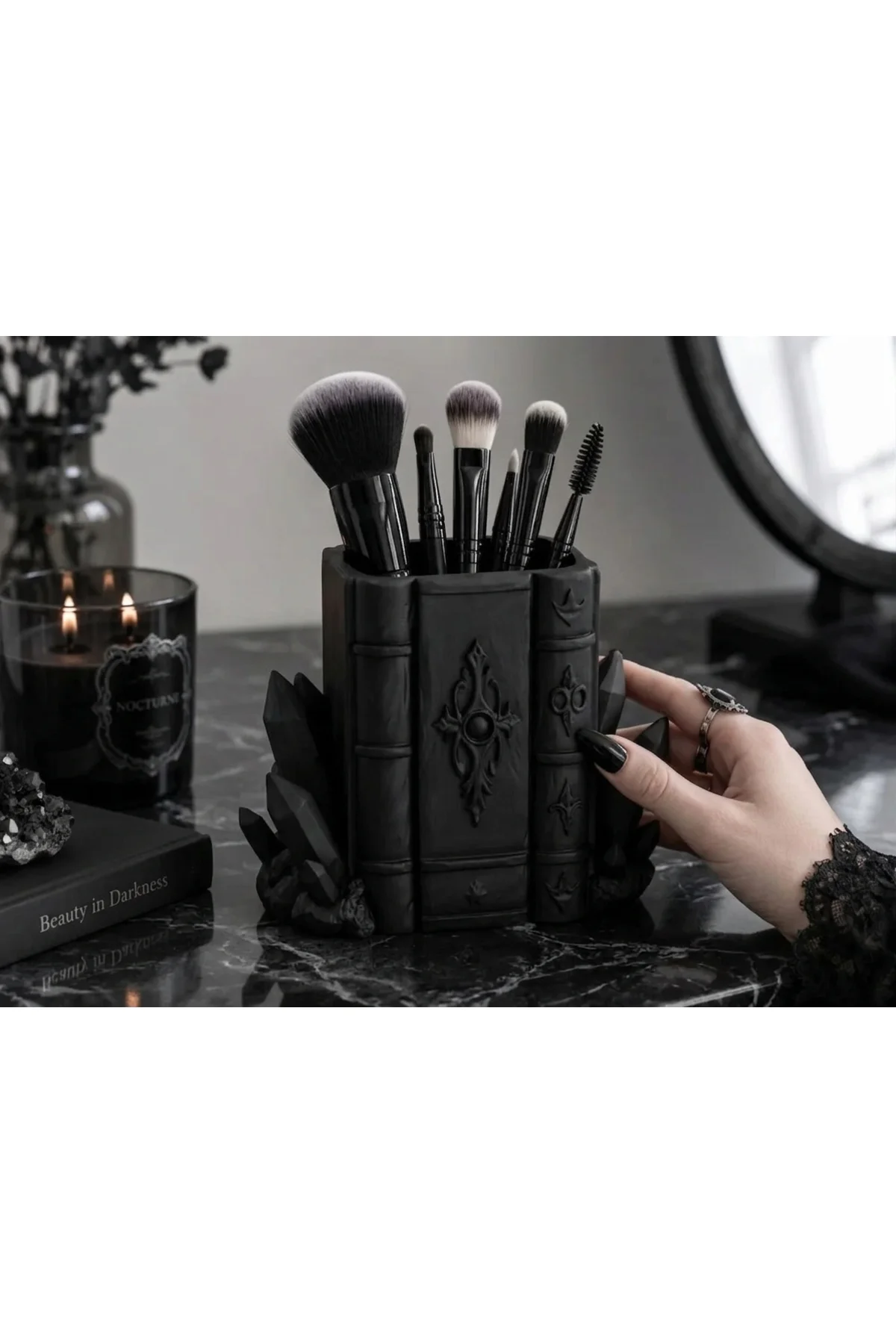 Gotik Tasarım Kitap & Kristal Detaylı Makyaj Fırçalığı – Masa Üstü Organizer